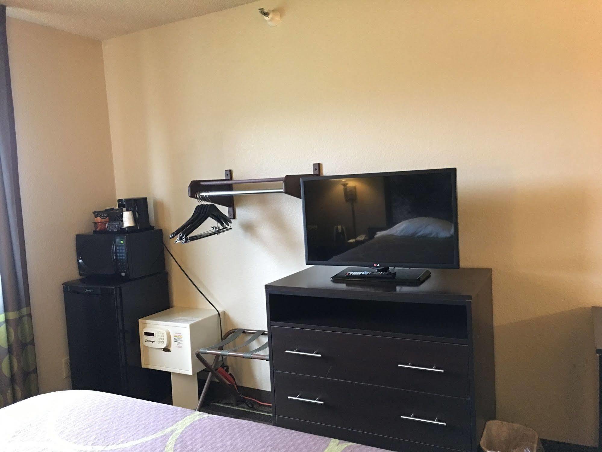 Super 8 By Wyndham Weston Wv Hotell Exteriör bild