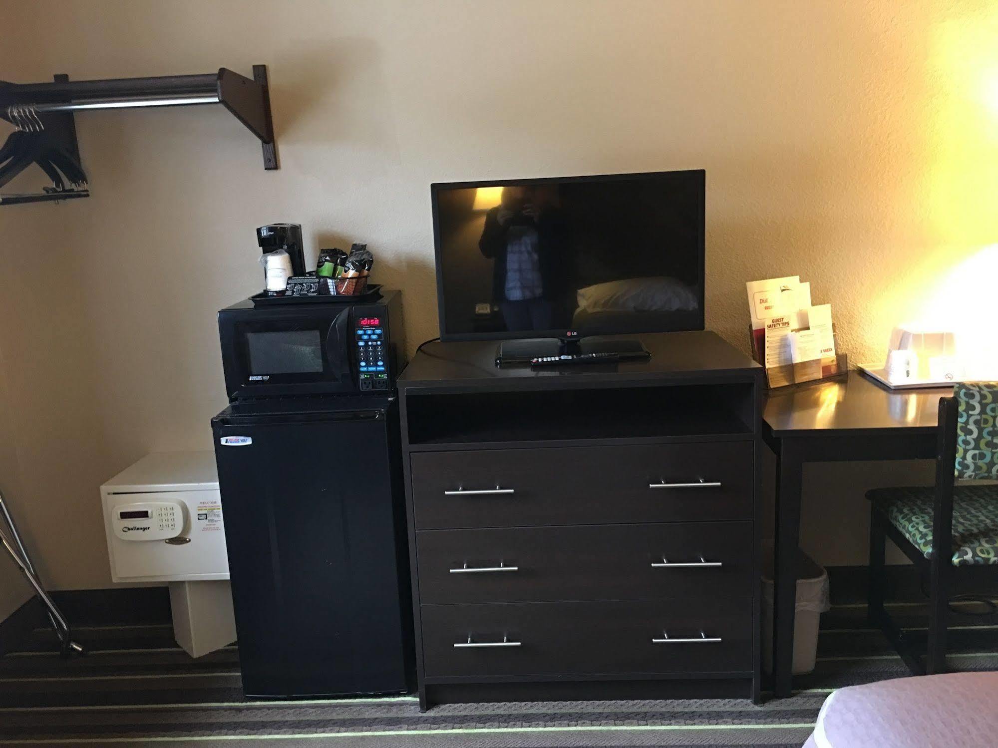 Super 8 By Wyndham Weston Wv Hotell Exteriör bild